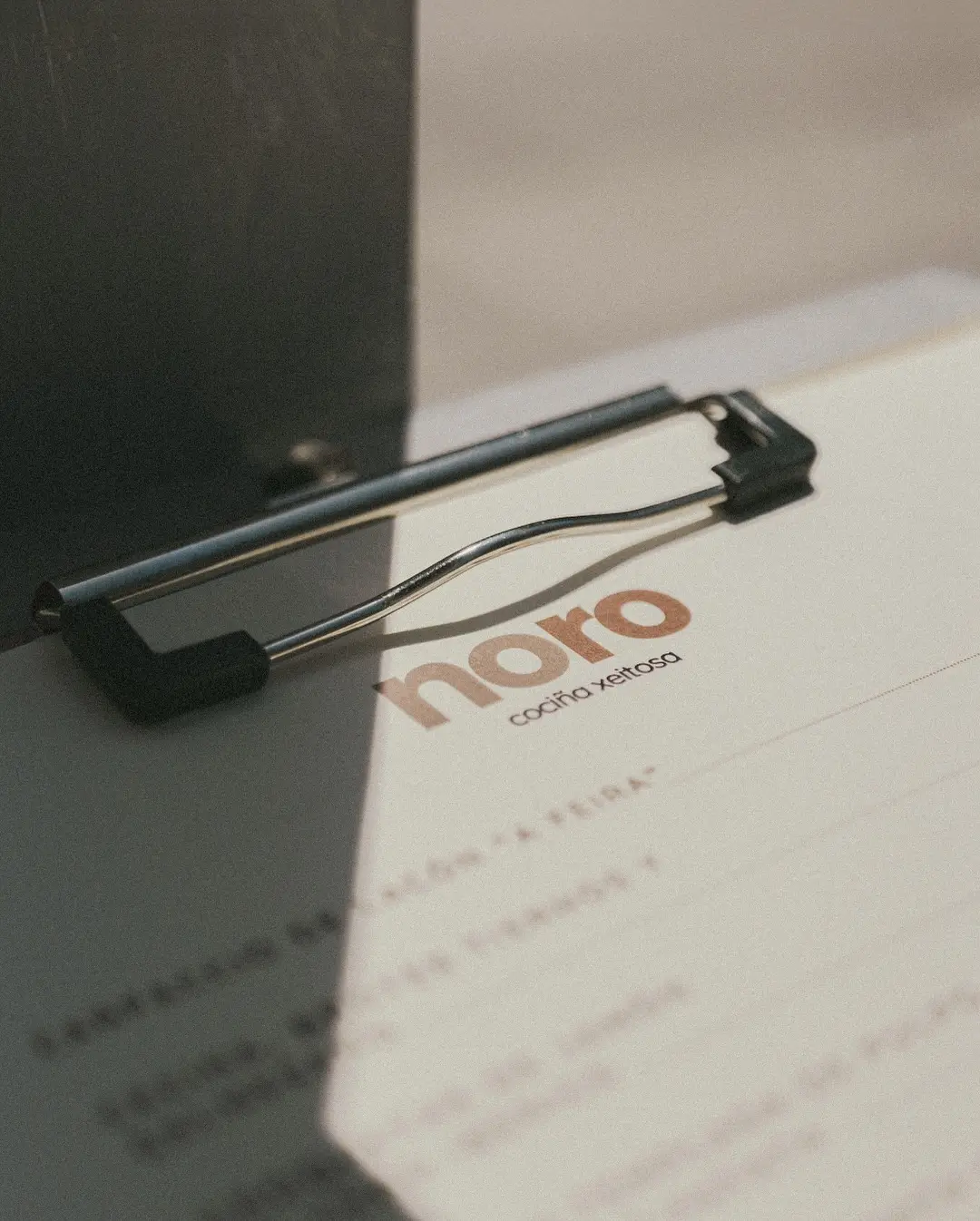 La carta de Noro en su pinza de madera