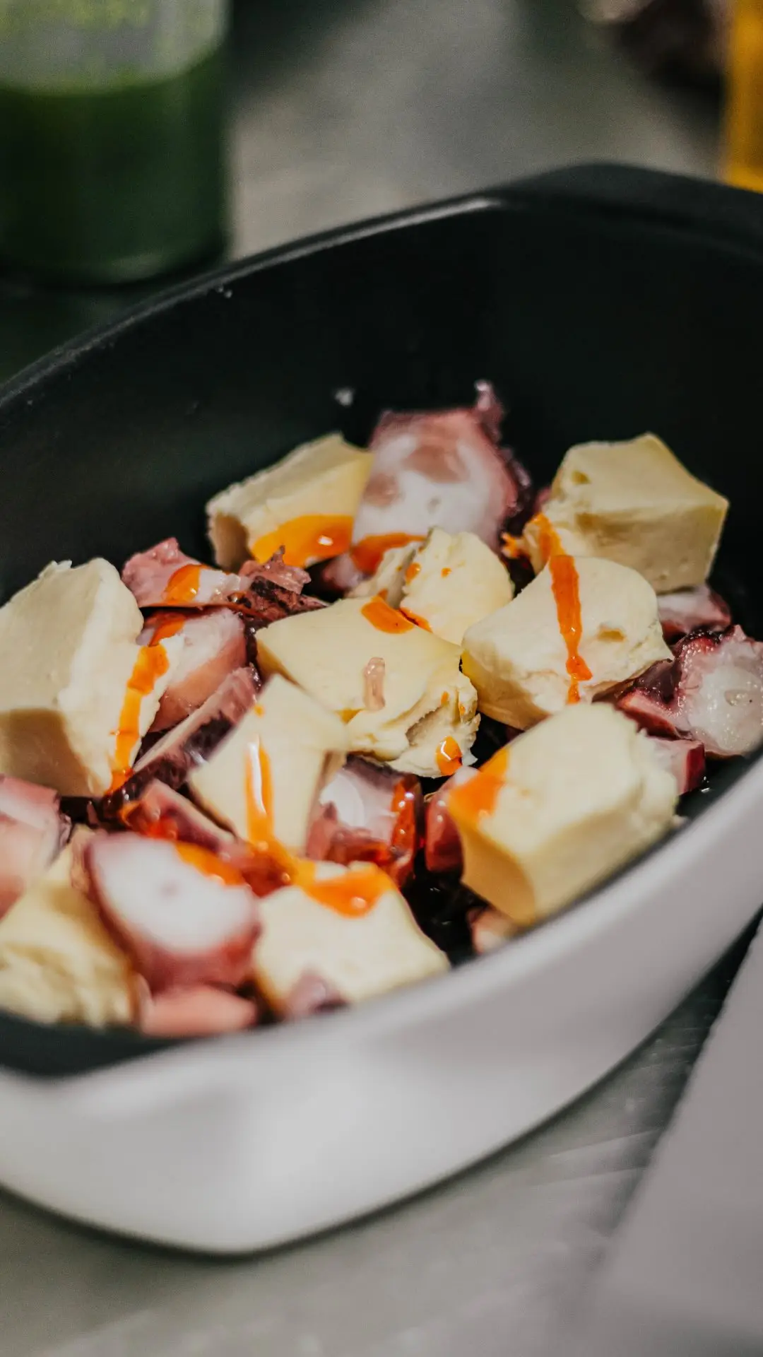 Cazuela de pulpo con queso Arzúa-Ulloa recién salida del horno