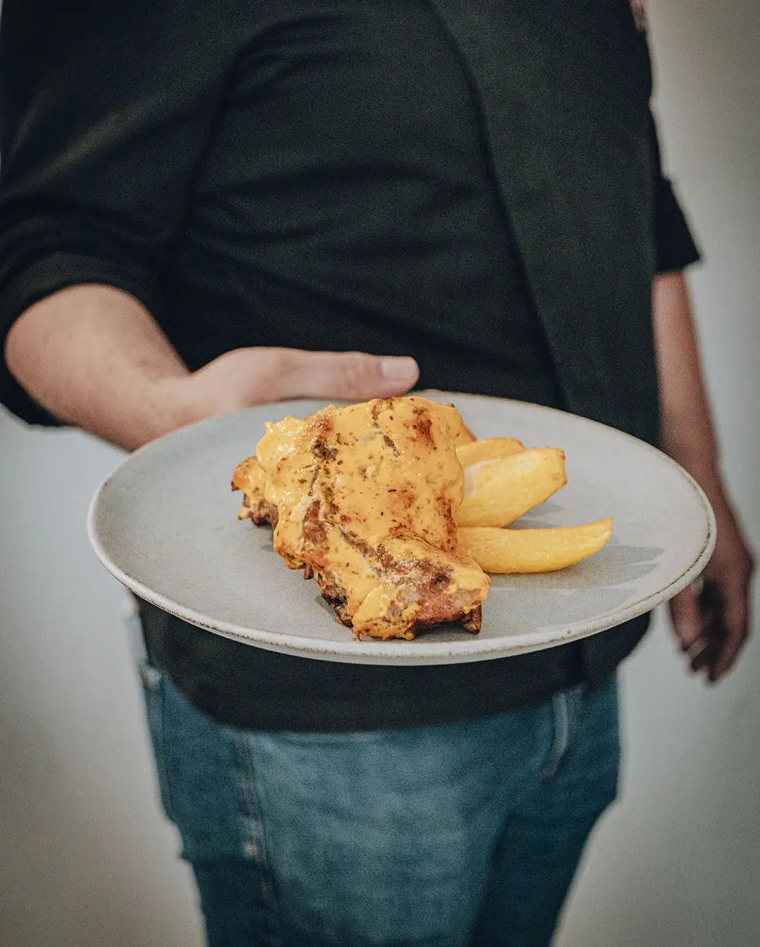Costilla de cerdo a baja temperatura con costra dorada y patatas