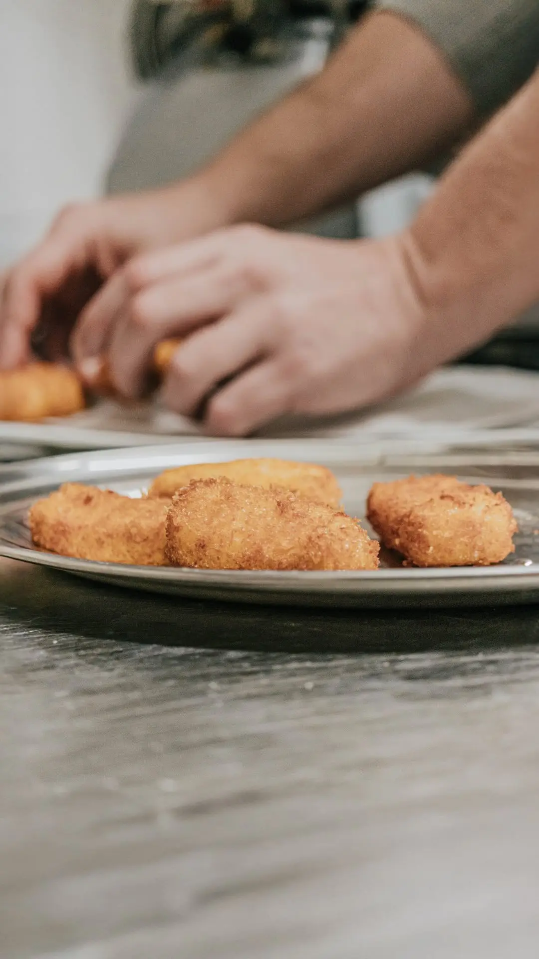 Croquetas recién hechas en la cocina