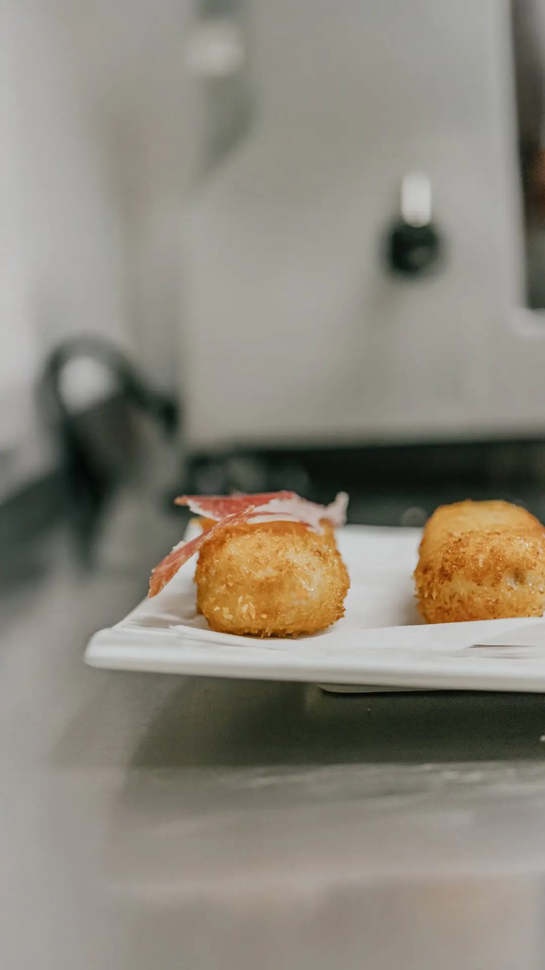Croquetas de jamón ibérico coronadas con una loncha de jamón