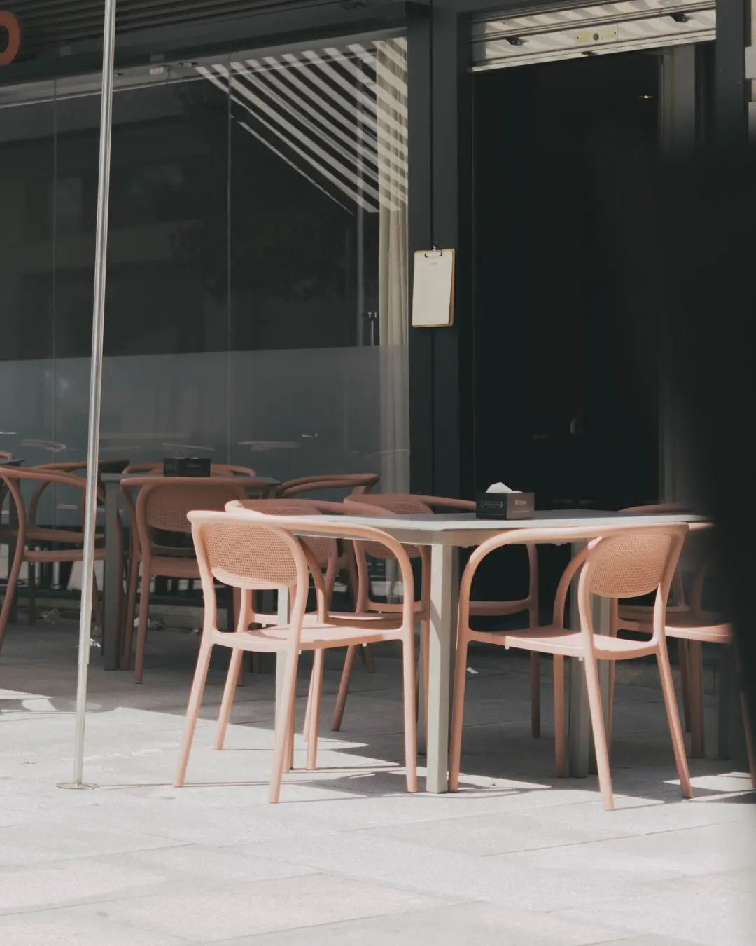 La terraza de Noro, con sus sillas rosa palo