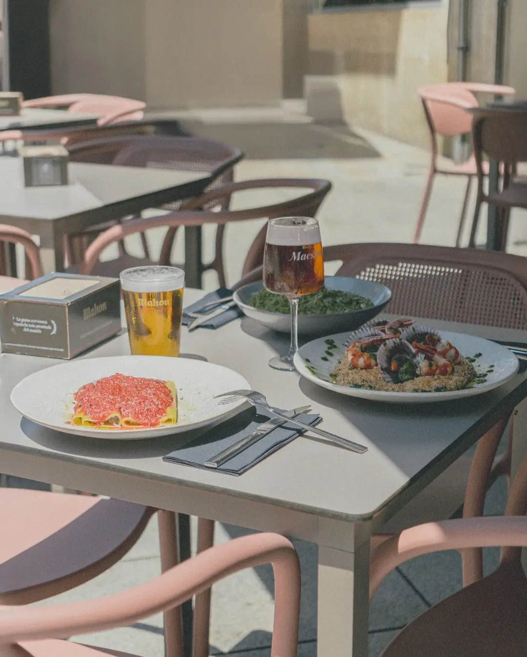 Mesa en la terraza de Noro con varios platos para compartir